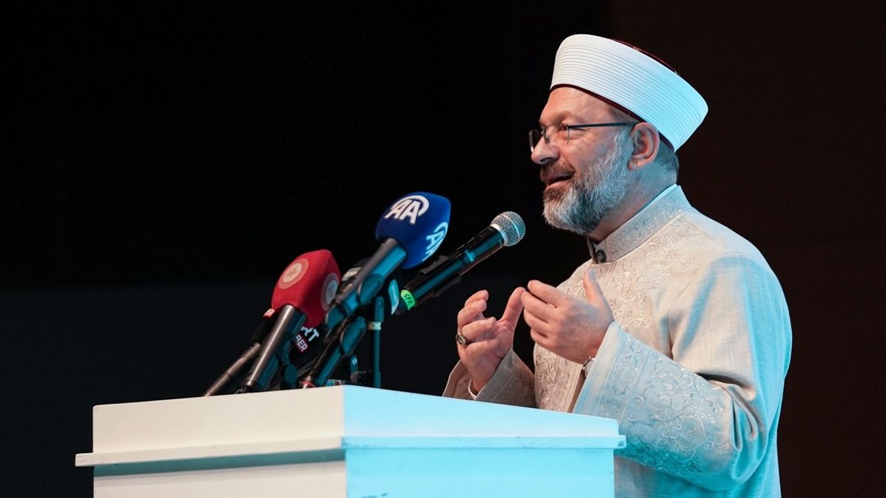 Diyanet İşleri Başkanı Ali Erbaş, İzmir'deki Mevlid-i Nebi Haftası'nda Konuştu