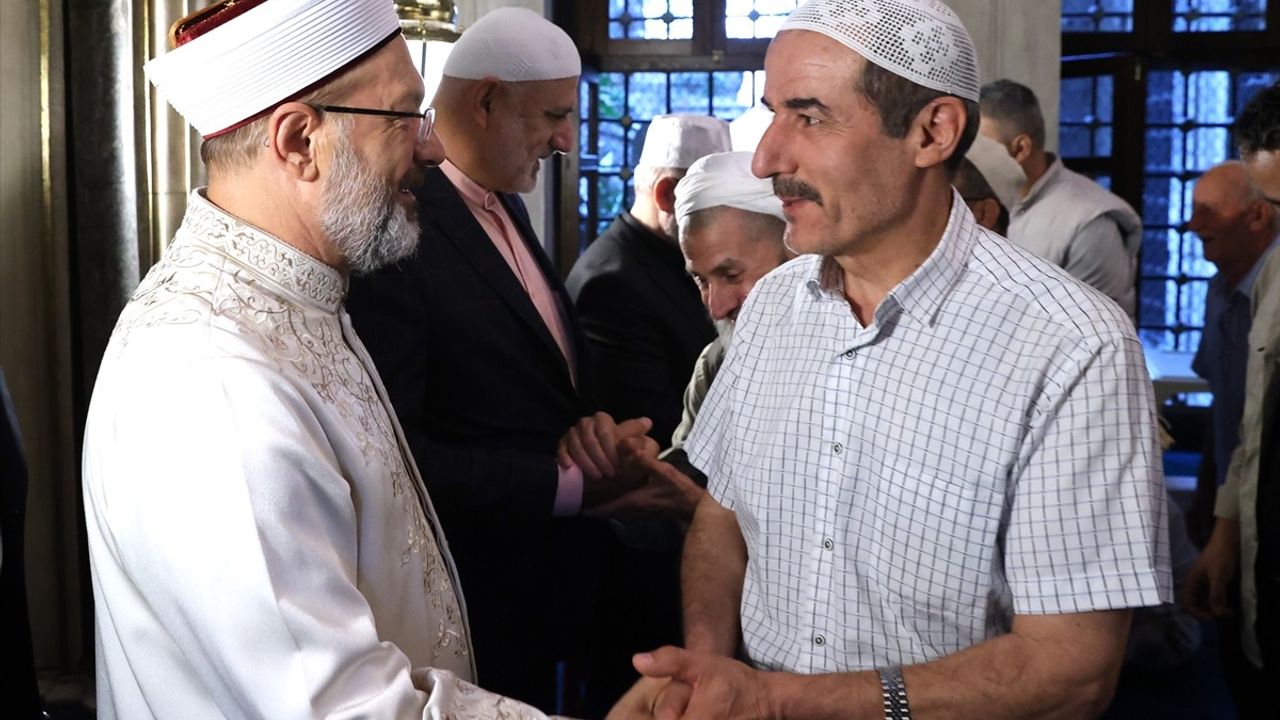 Diyanet İşleri Başkanı Erbaş'tan Eyüp Sultan Camisi'nde Sabah Namazı