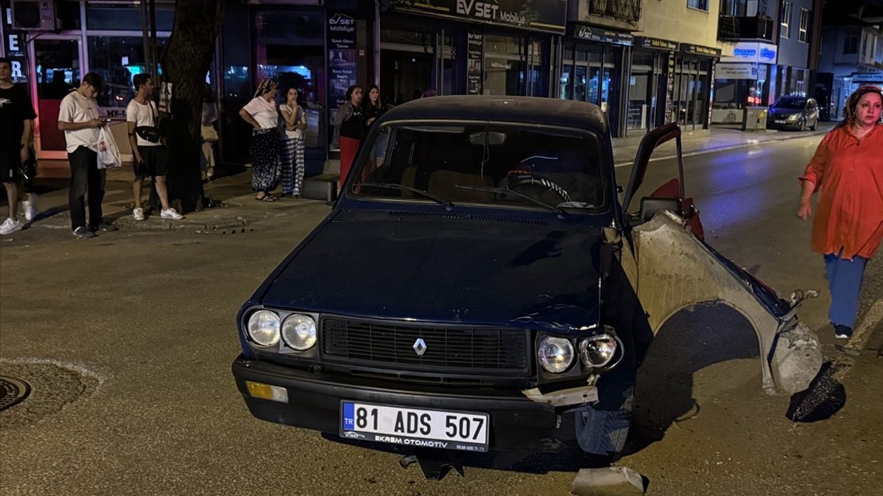 Düzce'de Trafik Kazası: Motosikletli İki Kişi Yaralandı