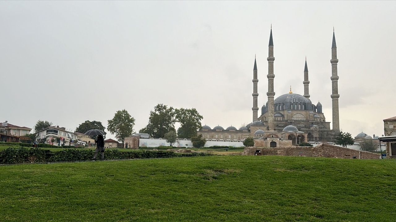 Edirne'de Gök Gürültülü Sağanak Hayatı Olumsuz Etkiliyor