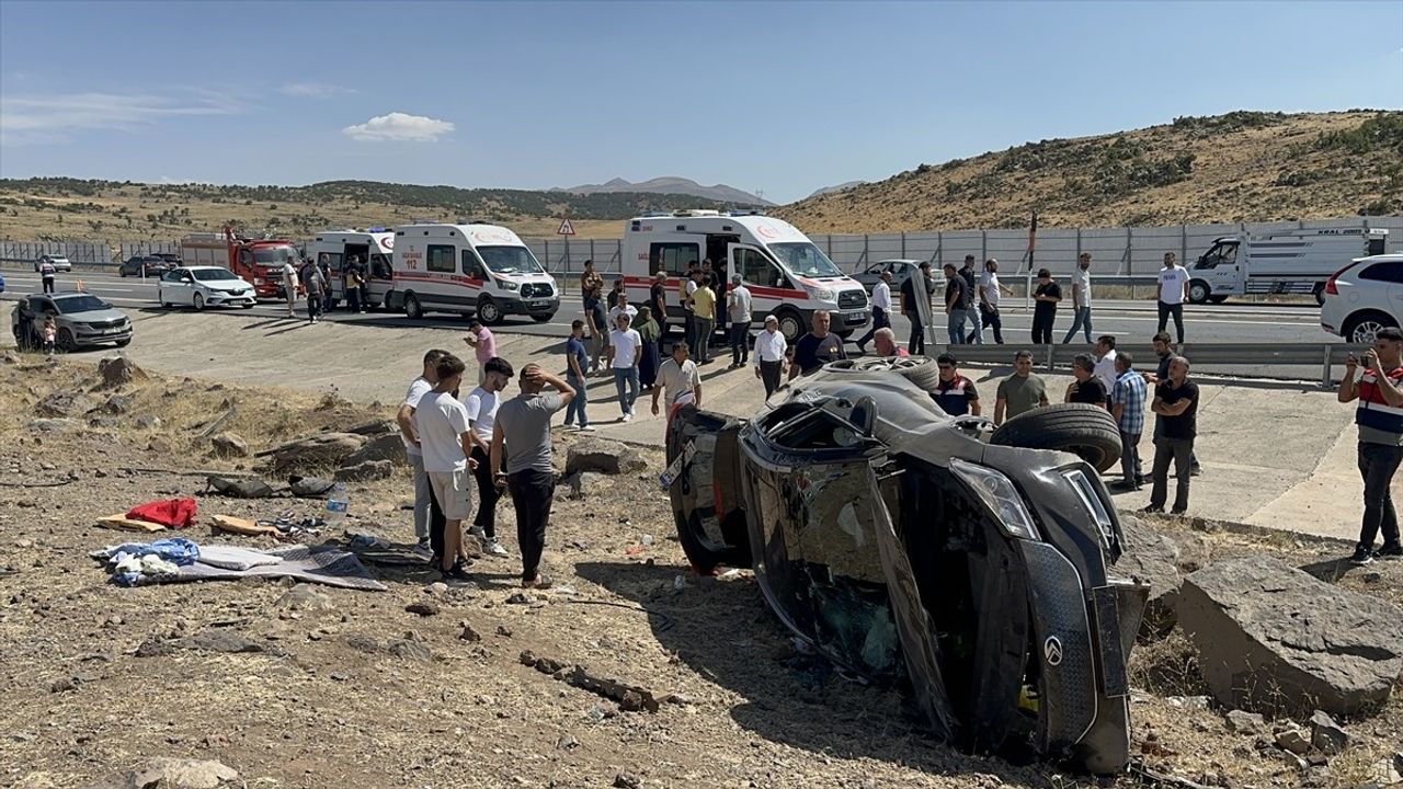 Elazığ'da Devrilen Otomobil Kazasında 7 Kişi Yaralandı