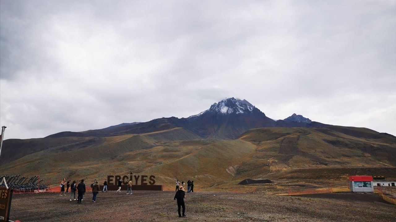 Erciyes Dağı Zirvesine İlk Kar Düştü