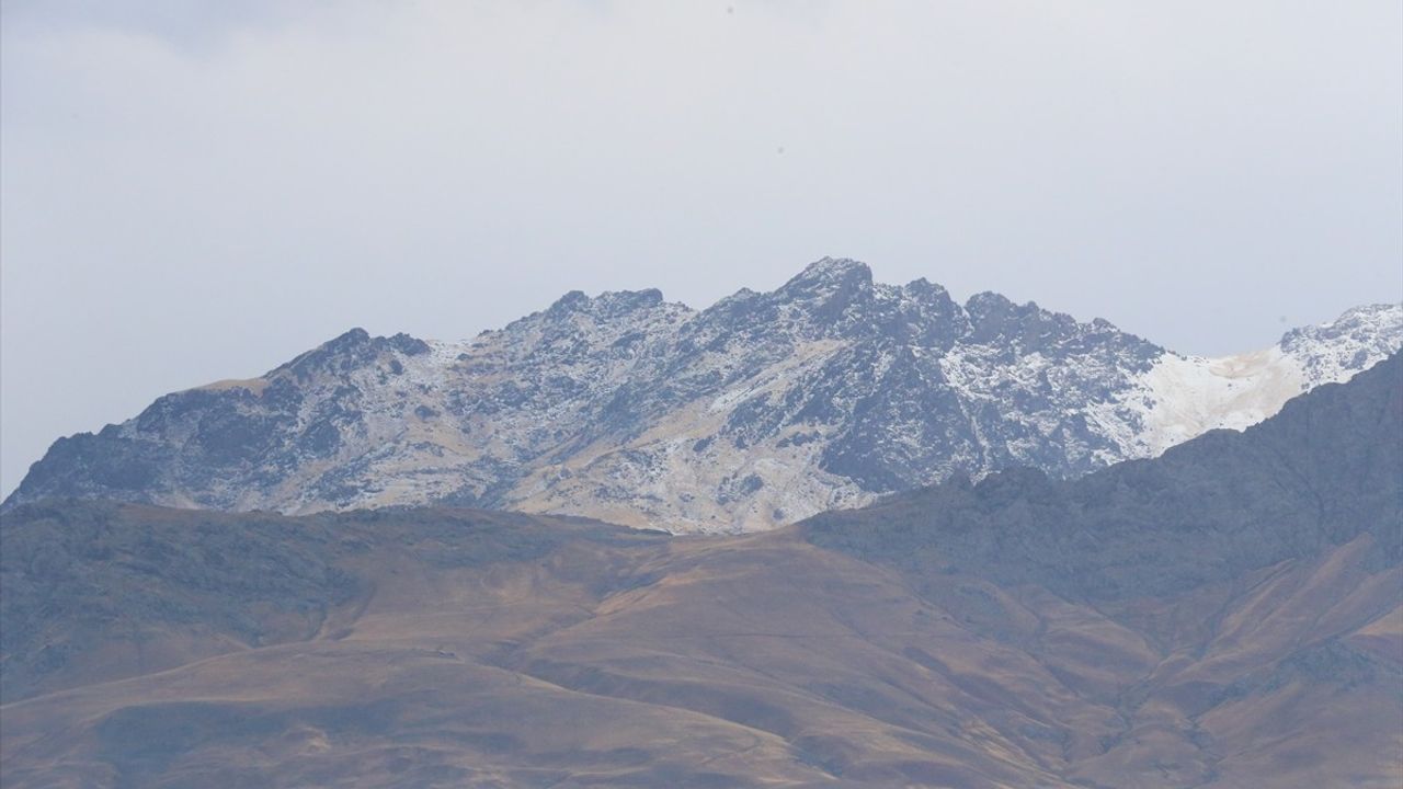 Erek Dağı'na Erken Kar Yağışı