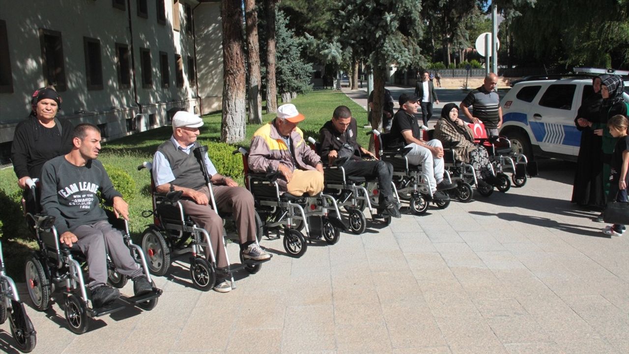 Erzincan'da Engellilere Akülü Sandalye Desteği