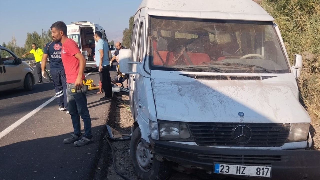 Erzincan'da İşçi Taşıyan Minibüs Kaza Yaptı