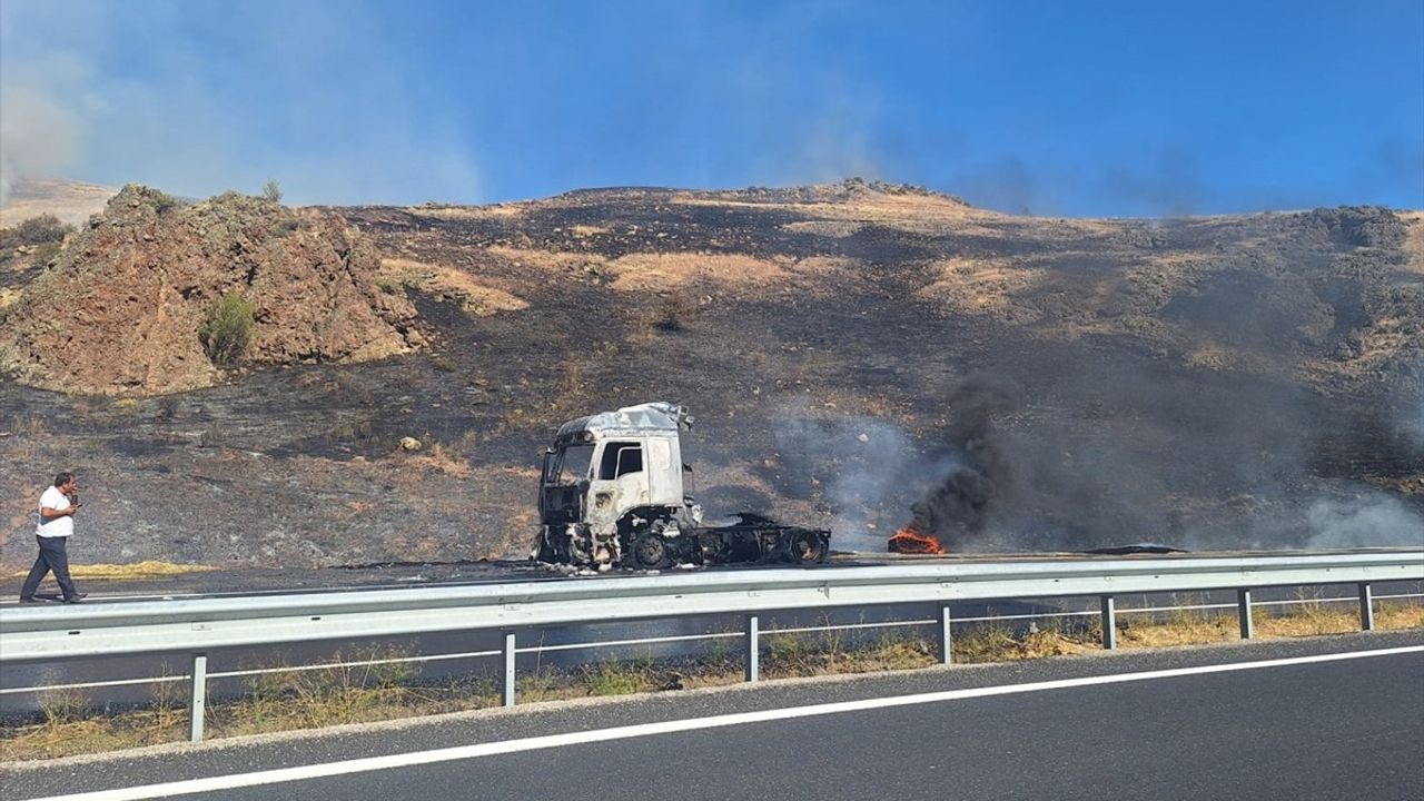 Erzincan'da Seyir Halindeyken Alev Alan Tır Kül Oldu