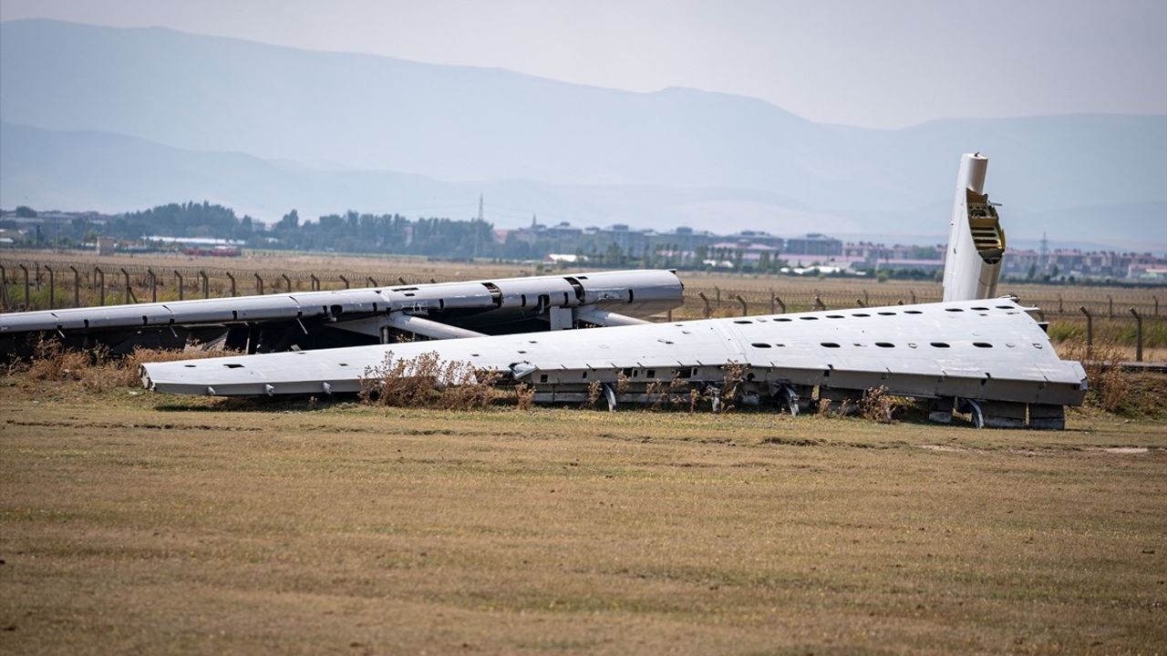 Erzurum'daki Hurdaya Ayrılan Yardım Uçağı