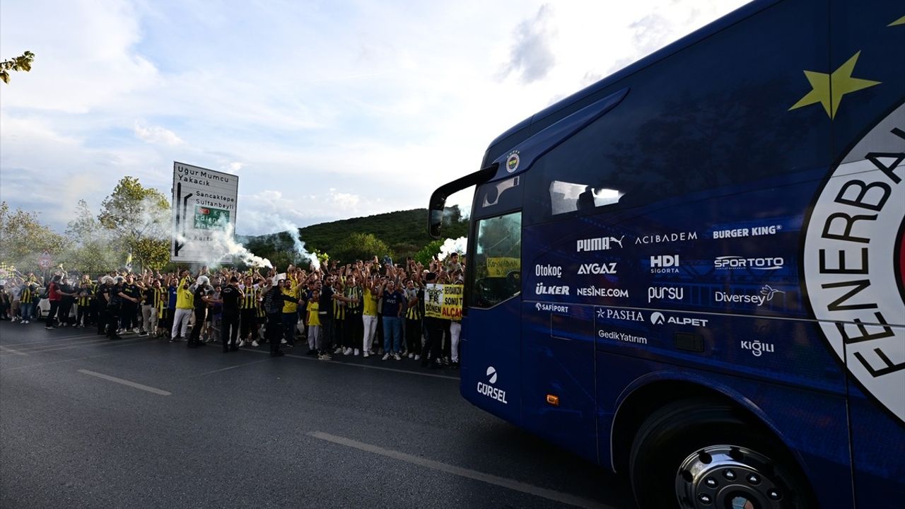 Fenerbahçe, Derbiye Taraftarların Coşkusuyla Uğurlandı