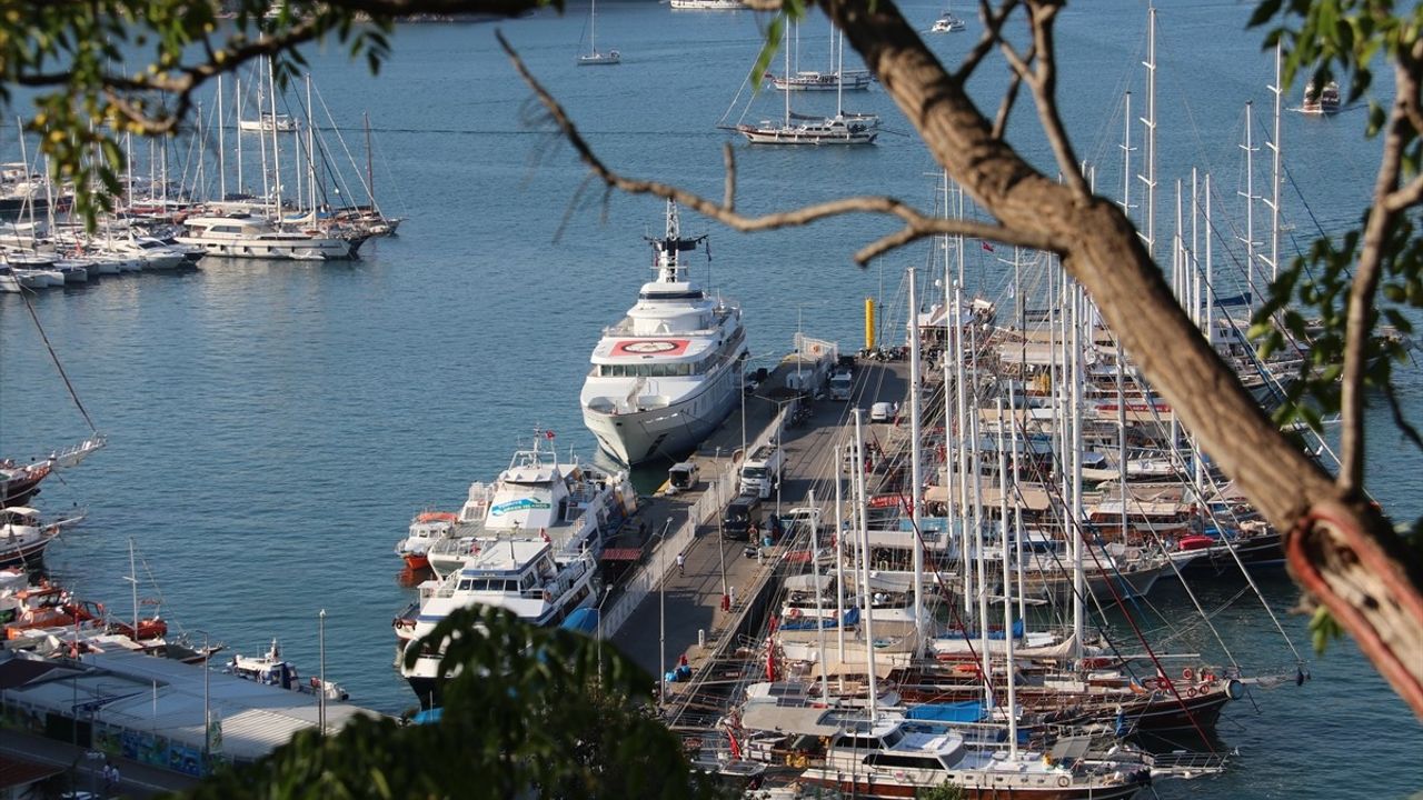 Fethiye'de Lüks Yat 'Beyaz Gül' Akaryakıt İkmal Etti