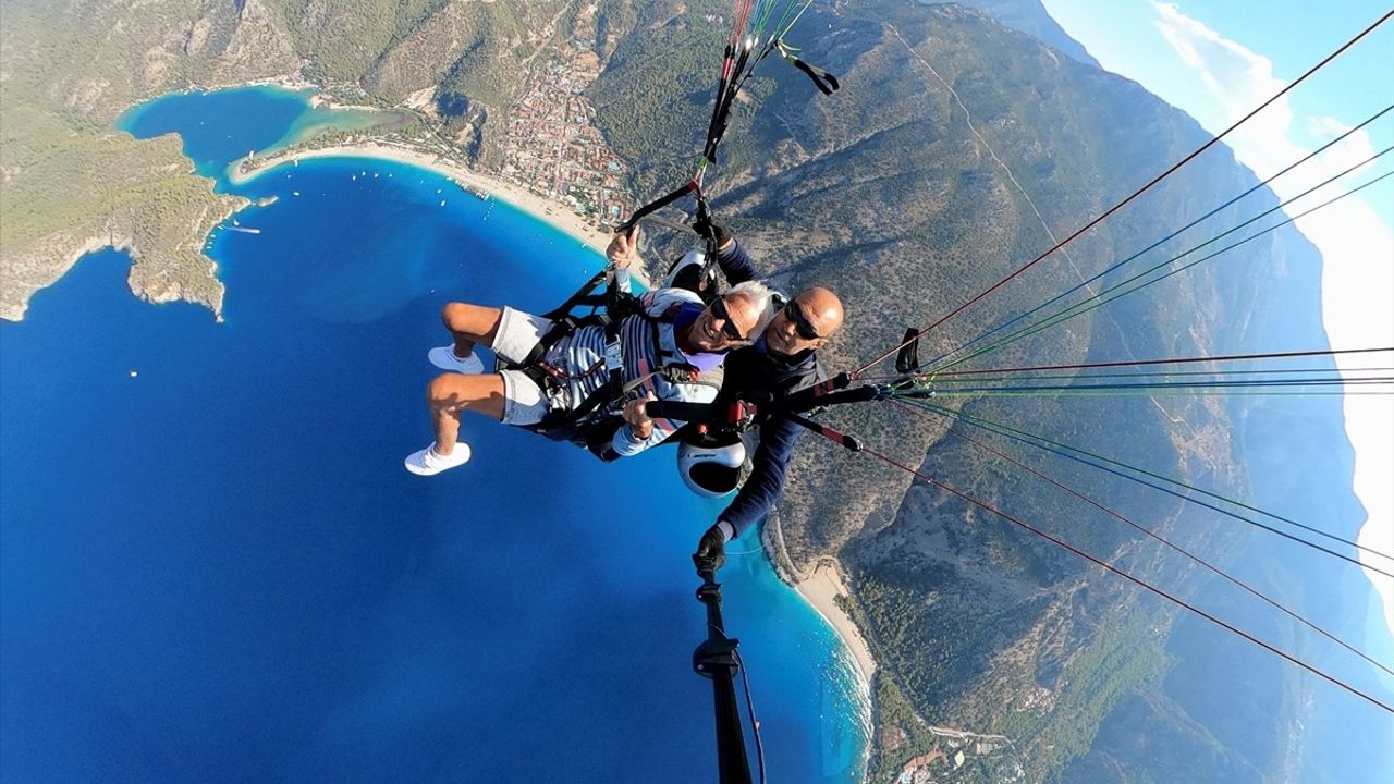 Fethiye'de Yaşlı Turistlerden Unutulmaz Yamaç Paraşütü Deneyimi