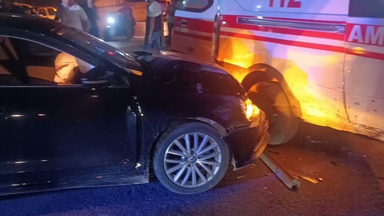 Gaziantep'te Ambulans ve Otomobil Çarpıştı: 2 Yaralı