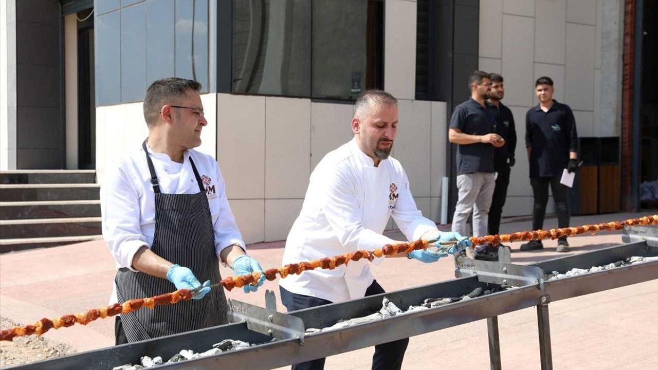 Gaziantep'te Dünyanın En Uzun Kebabı İçin Rekor Denemesi