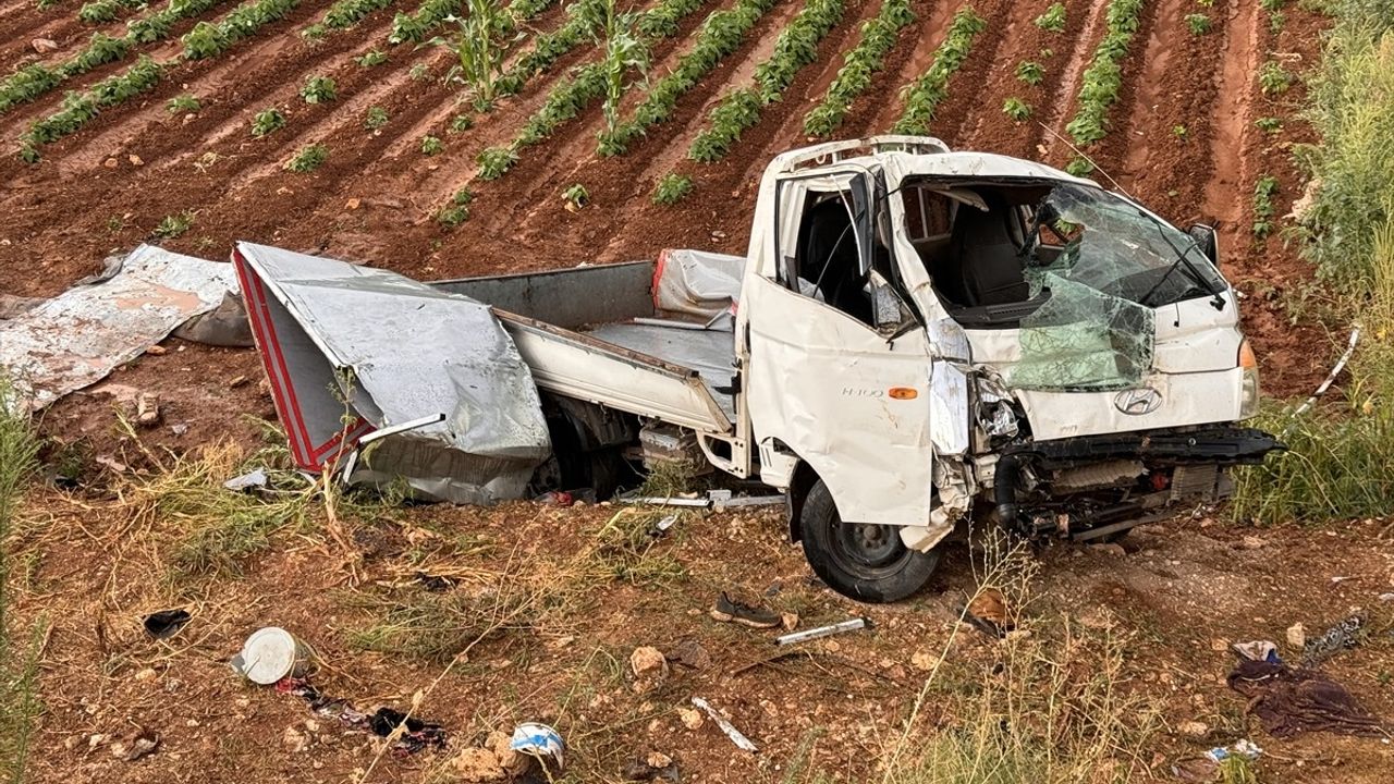 Gaziantep'te Mevsimlik Tarım İşçilerini Taşıyan Pikap Devrildi