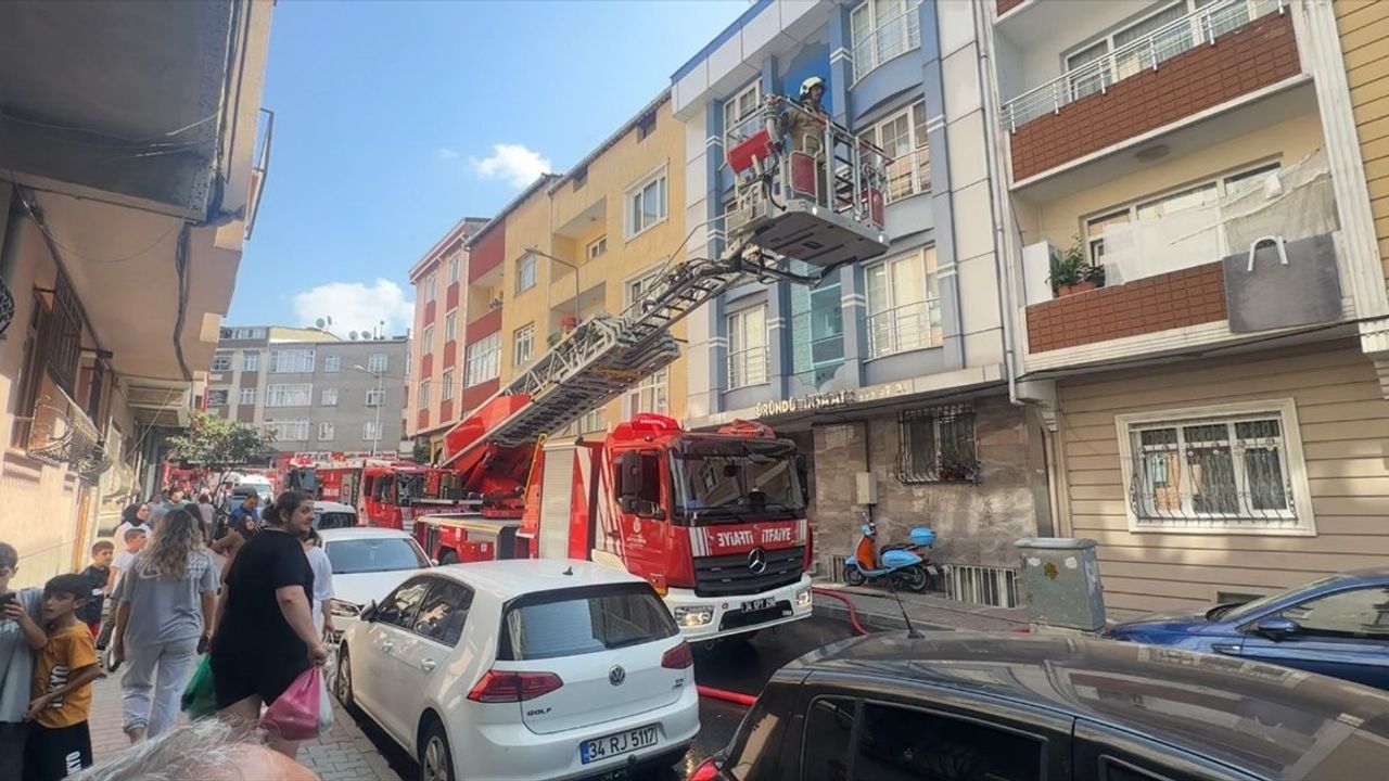 Gaziosmanpaşa'da Çatı Yangınında Hızlı Müdahale