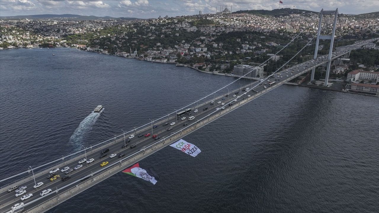 Gazze'deki Soykırıma Dikkat Çekmek İçin 15 Temmuz Köprüsü'nde Pankart Asıldı