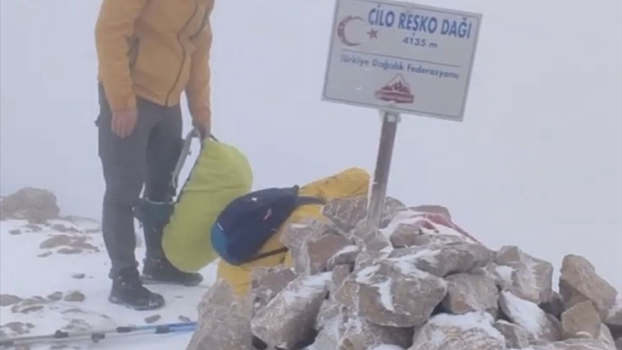 Hakkari'de Dağcılar Cilo Dağı'nda Kar Yağışına Yakalandı