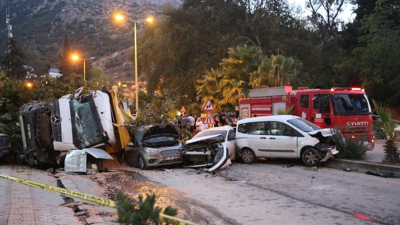 Hatay'da Hafriyat Kamyonu Kazası: 5 Yaralı