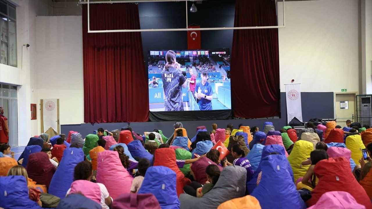 Hatay'daki Öğrenciler Paralimpik Oyunlarını Dev Ekrandan İzledi