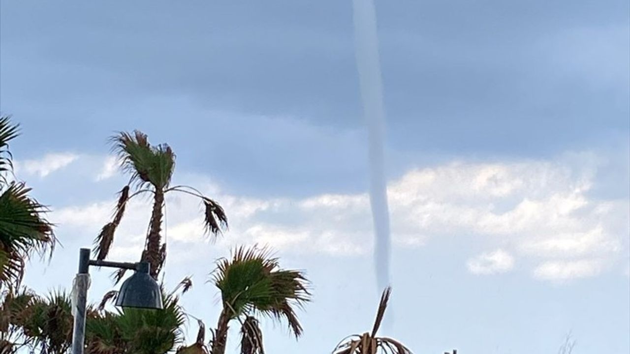 Hatay'ın Samandağ İlçesinde Denizde Hortum Oluştu