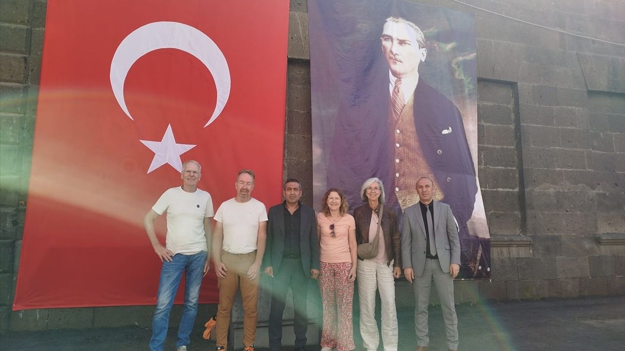 Hollandalı Turistler Kars İtfaiyesine Teşekkür Ziyareti Gerçekleştirdi