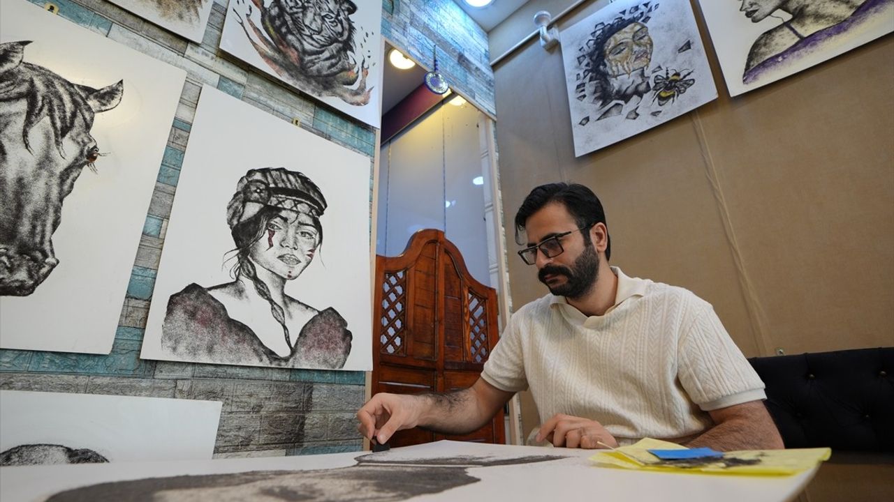 Iraklı Berberin Saç Telleriyle Oluşturduğu Sanat Eserleri