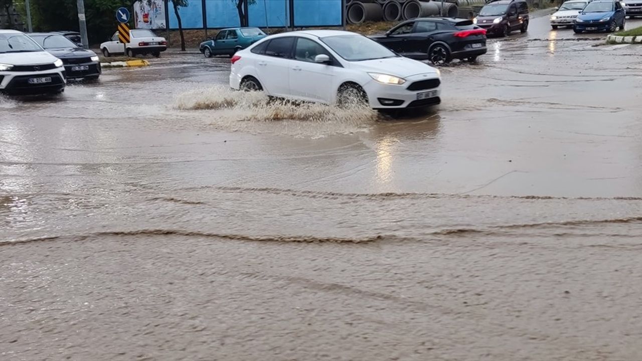 Isparta'da Sağanak Yağış Sürücülere Zorluk Çıkardı