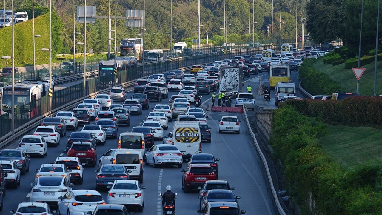 İstanbul'da Cuma Günü Trafik Yoğunluğu