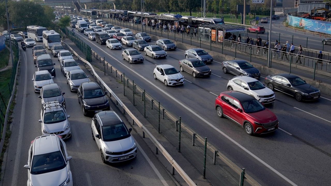 İstanbul'da Sabah Trafik Yoğunluğu Artıyor