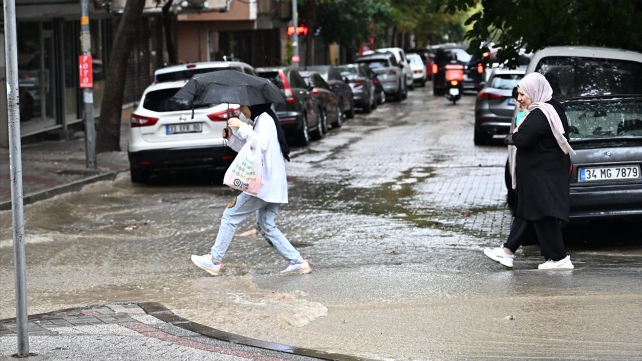 İstanbul'da Sağanak Yağışlar Etkili: Eyüpsultan'da Su Baskını