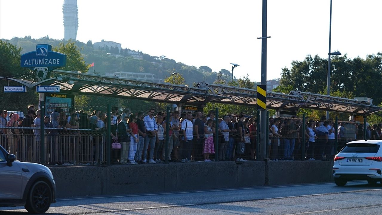 İstanbul'da Trafik Yoğunluğu Artıyor