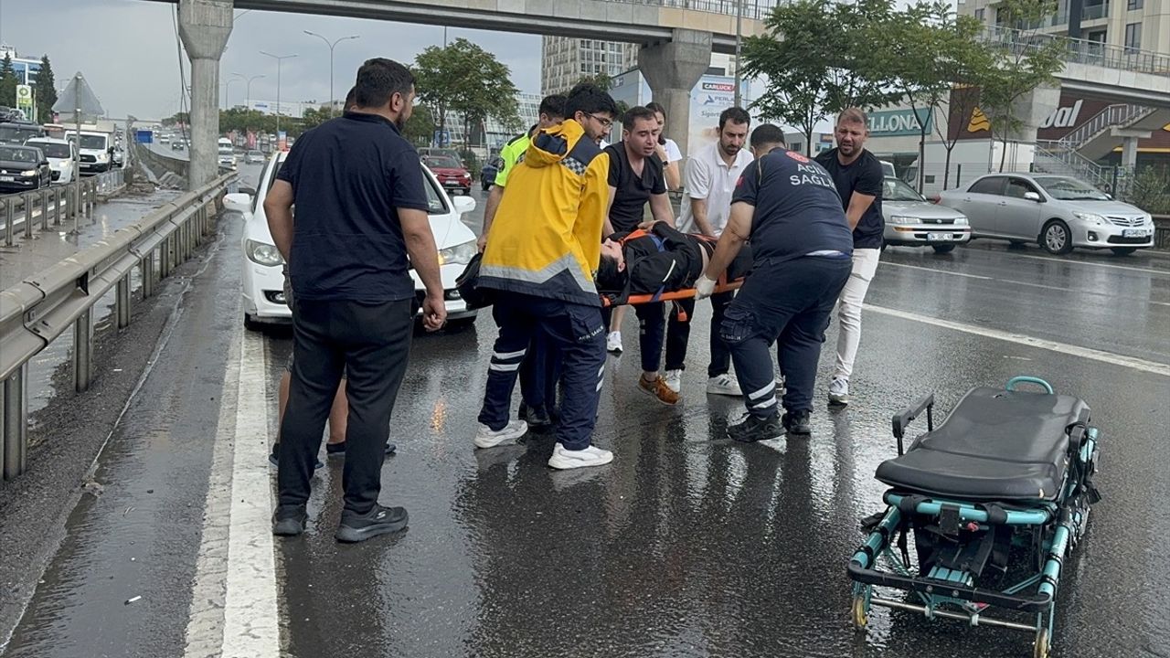 İstanbul'da Yağışlı Havada Motosiklet Kazası