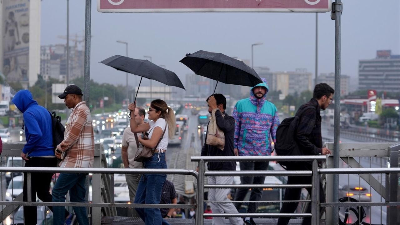 İstanbul'da Yağmurla Beraber Trafik Yoğunluğu Arttı