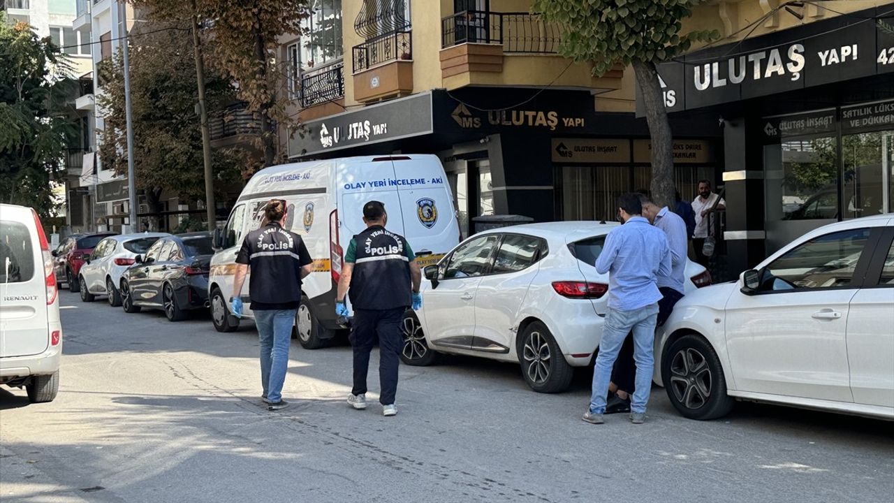 İzmir'de Bıçaklı Kavga: Bir Kişi Hayatını Kaybetti