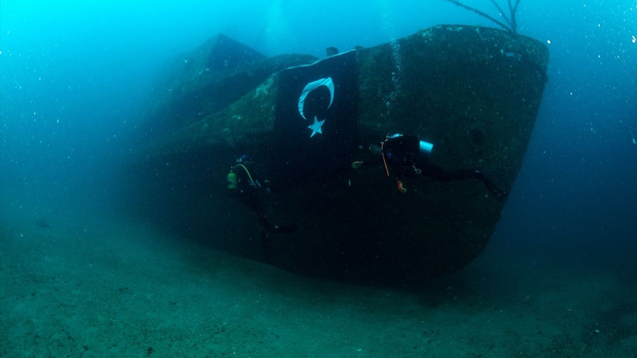 İzmir'de Dalgıçlar 9 Eylül'de Türk Bayrağını Su Altında Açtı