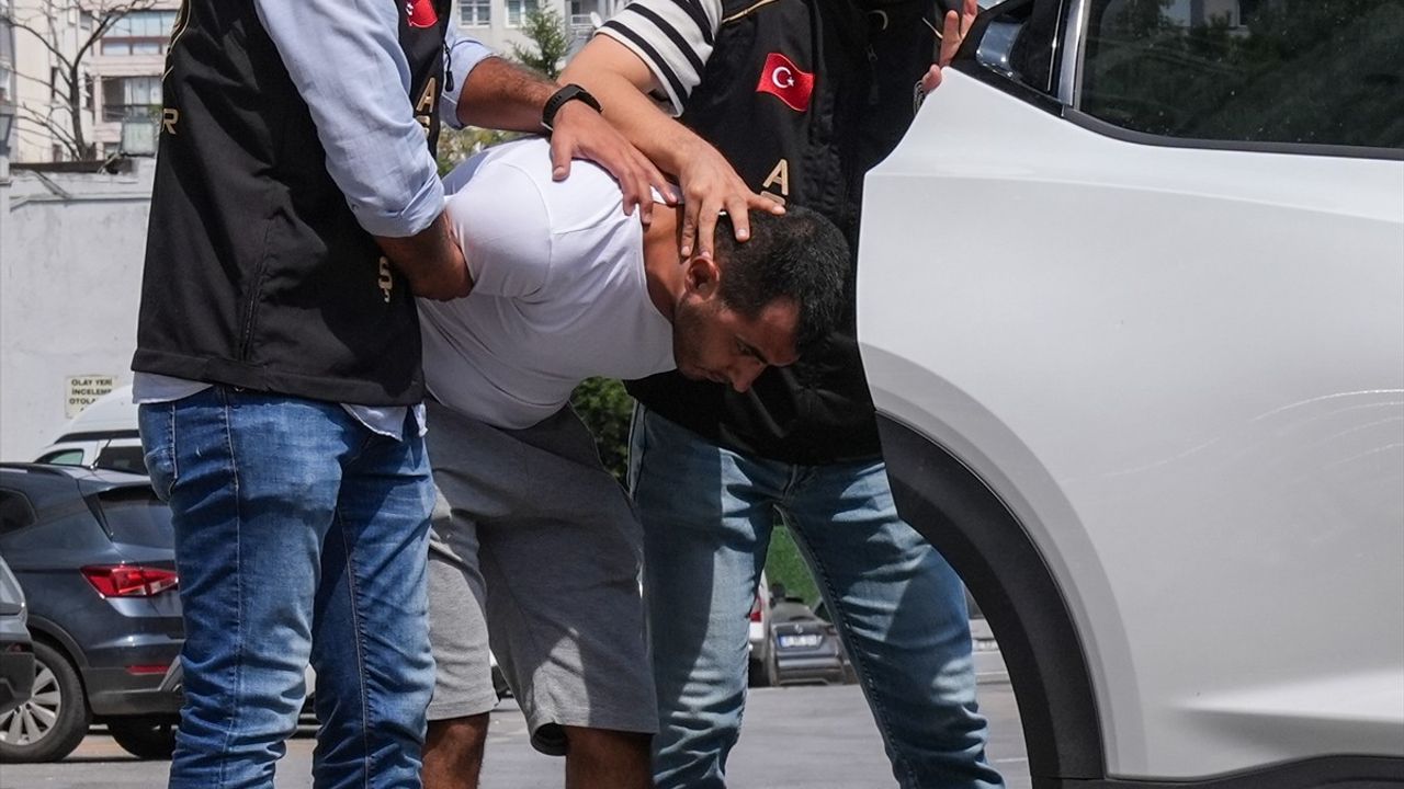 İzmir'de Kanlı Olay: 2 Kişi Öldürüldü, 1 Kişi Ağır Yaralandı