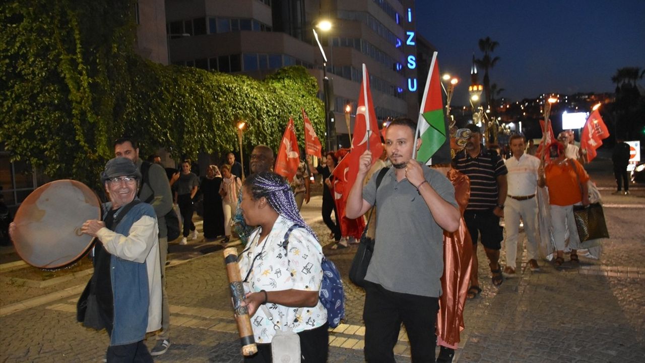 İzmir'de Sanatçılardan Filistin'e Barış Yürüyüşü