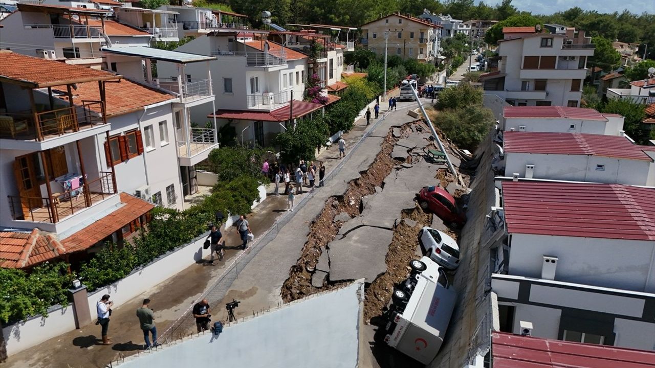 İzmir Menderes'te Sağanak Sonrası Yol Çöktü, Su Baskınları Yaşandı