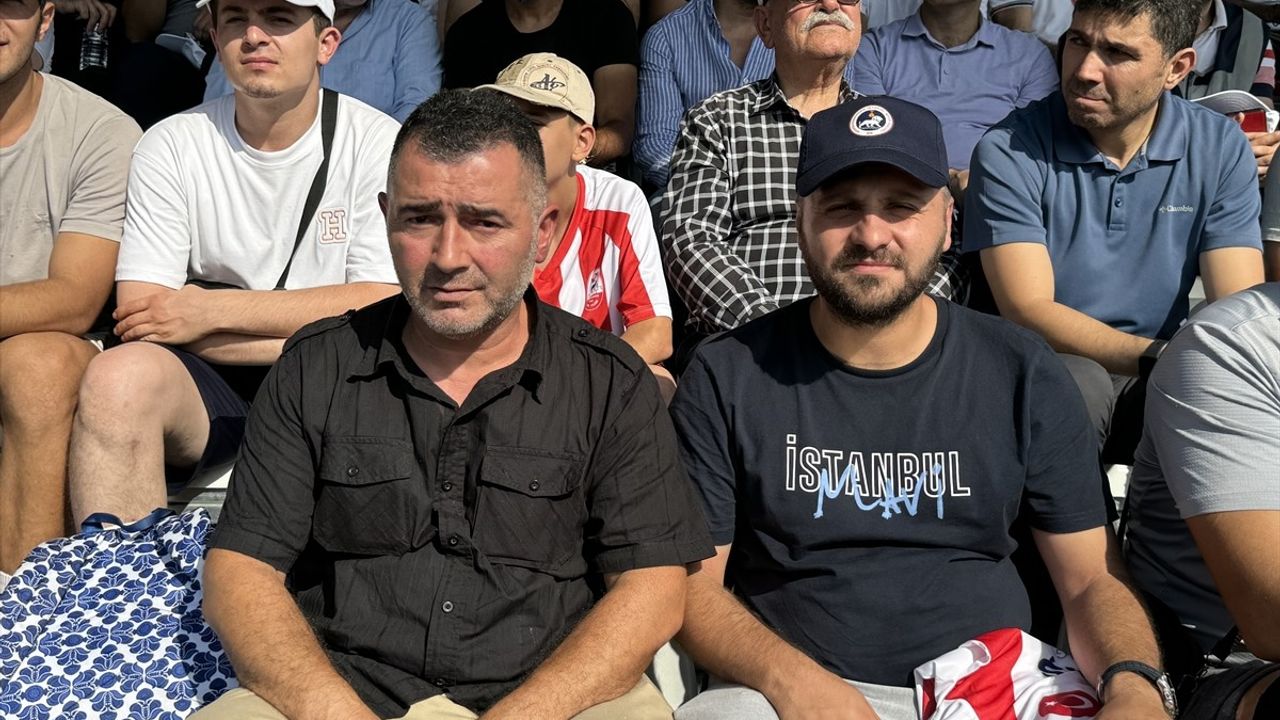 Kahramanmaraş İstiklalspor'un Depremmağduru Ailelere Saygı Duruşu