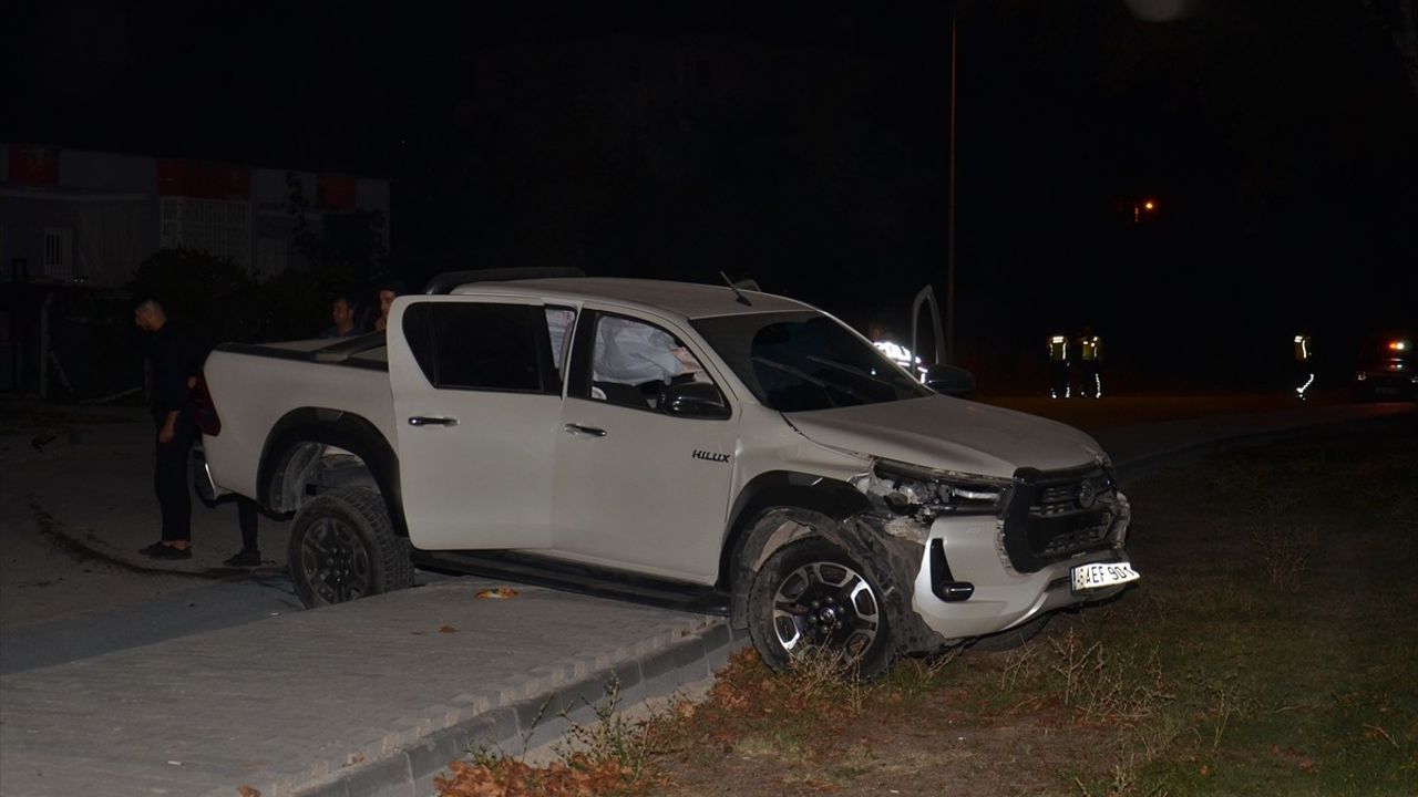 Kahramanmaraş'ta Akülü Tekerlekli Sandalyeye Çarpan Kamyonet 3 Kişiyi Yaraladı