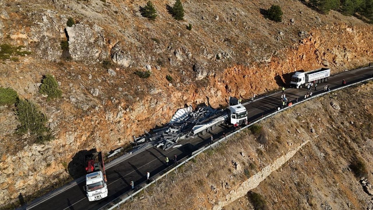 Kahramanmaraş'ta Kumaş Yüklü Tırın Devrilmesi Trafiği Felç Etti