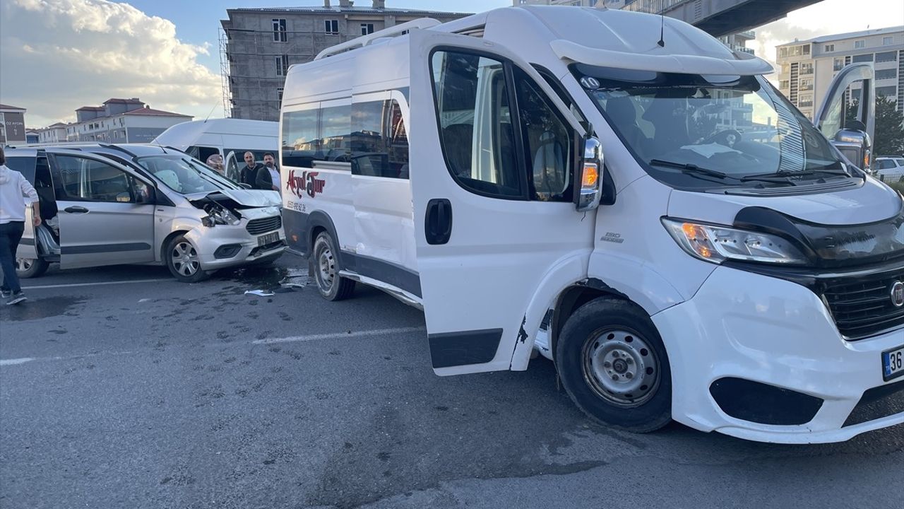 Kars'ta Öğrenci Servisi ile Otomobil Çarpıştı, 6 Yaralı