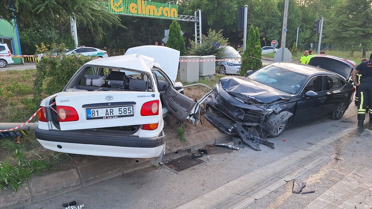 Kartepe'de İki Otomobil Çarpıştı: 3 Yaralı