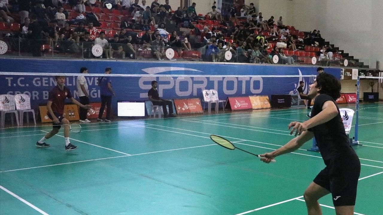 Kayseri'de Büyükler Badminton Şampiyonası Başladı