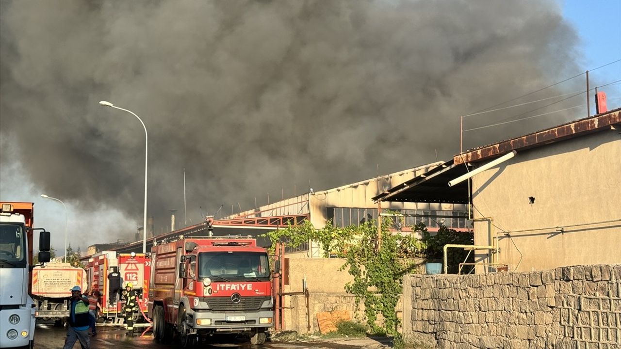 Kayseri'de Keçe Fabrikasında Yangın Çıktı