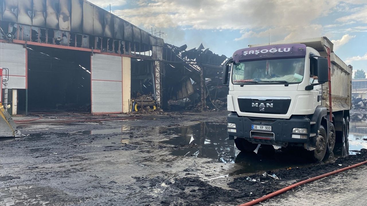 Kayseri'deki Keçe Fabrikasında 14 Saat Süren Yangın Söndürüldü