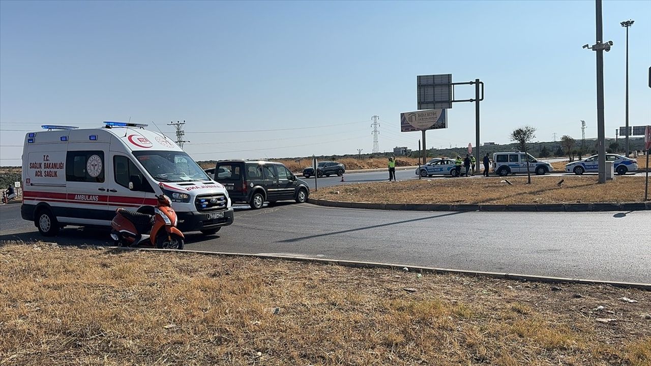 Kilis'te Motosiklet ve Hafif Ticari Araç Çarpıştı, İki Yaralı