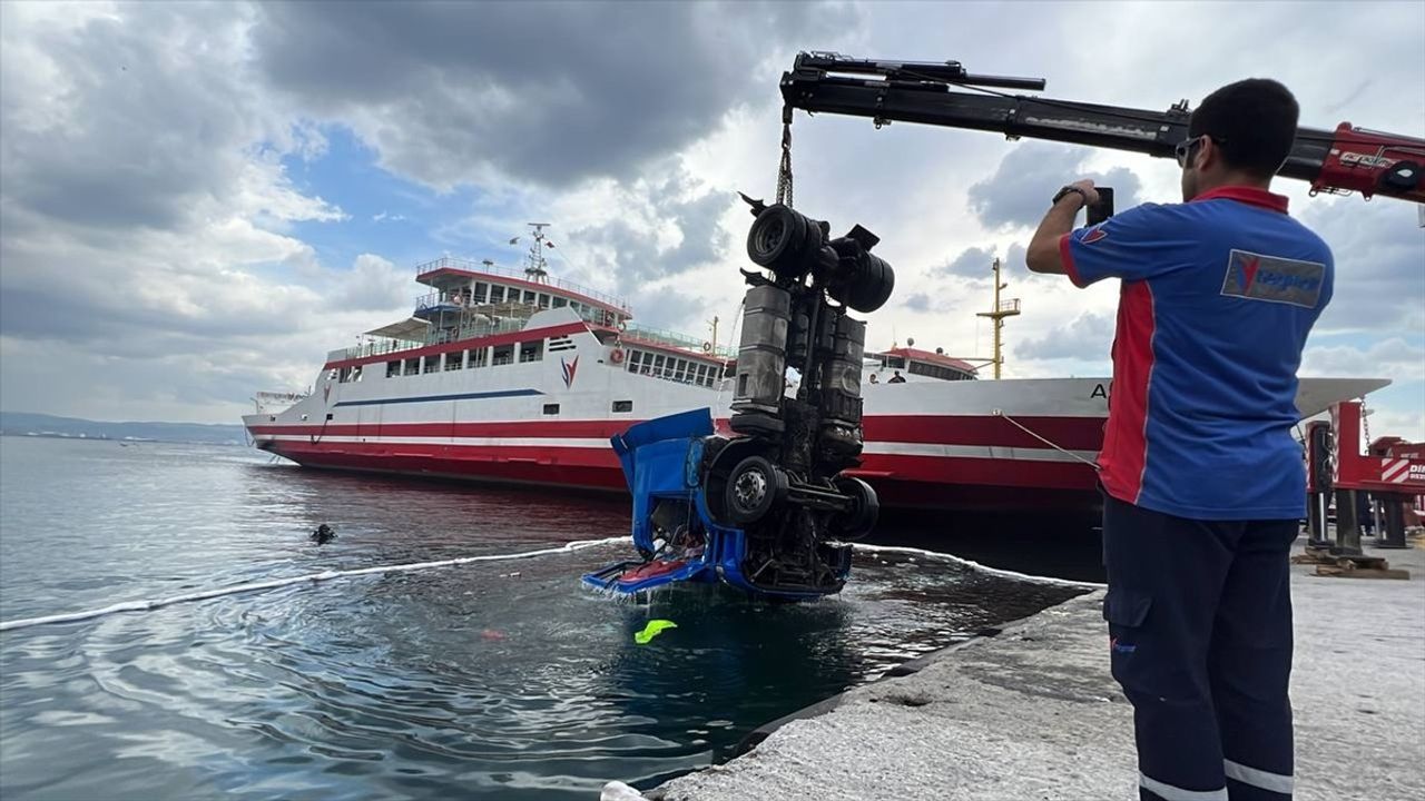 Kocaeli'de Freni Boşalan Tırın Denize Düşüşü Güvenlik Kamerasında Görüntülendi