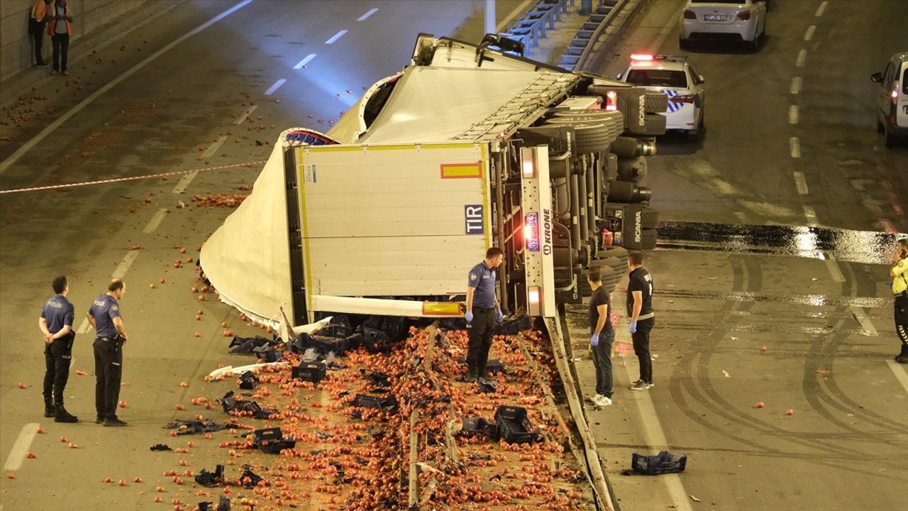 Konya'da Domates Yüklü Tır Devrildi: Sürücü Hayatını Kaybetti