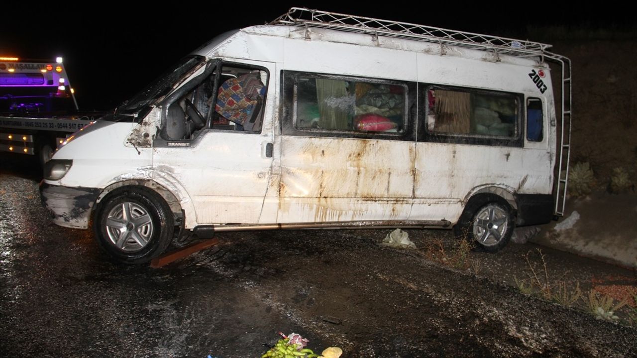 Konya'da Minibüs Devrildi: 12 Tarım İşçisi Yaralandı