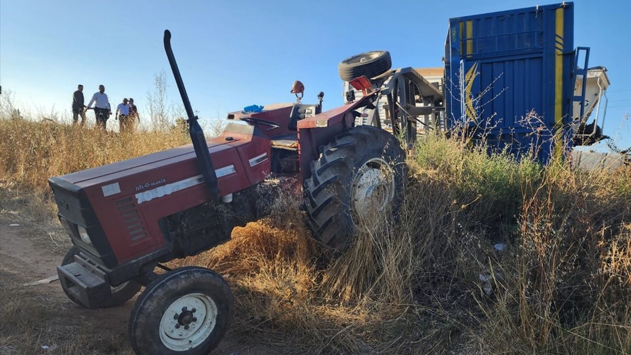 Konya'da Minibüs ve Traktör Çarpıştı: 2 Ölü, 9 Yaralı